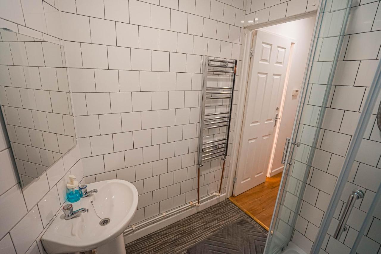 Private And Spacious 2 Bedroom House - Free Parking! Cardiff Dış mekan fotoğraf
